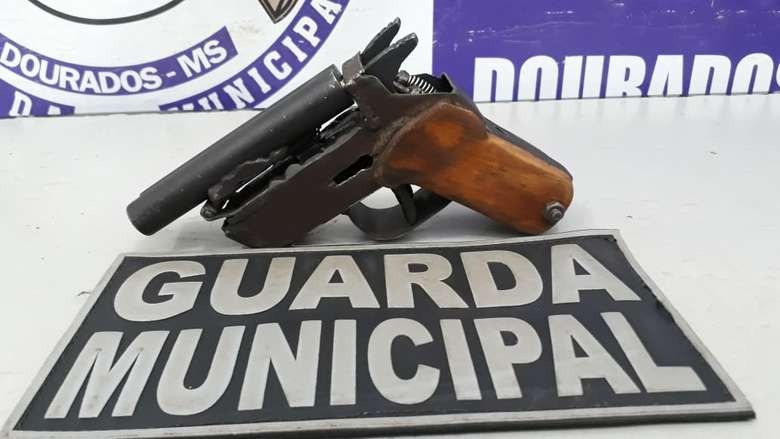 Menores são flagrados com pistola de fabricação caseira Divulgação
