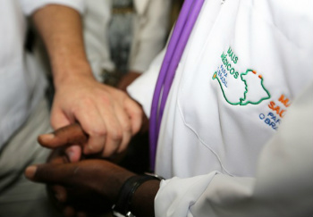 MÉDICO CONTRATADO PELO PROGRAMA MAIS MÉDICOS FAZ ATENDIMENTO  (FOTO: DIVULGAÇÃO)
