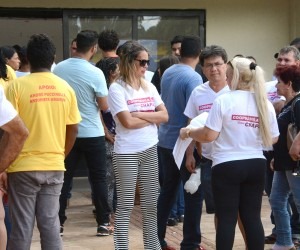 Moradores aguardam término da votação em frente aoCentro Comunitário, na Rua Mamarinhnh - Foto: Gerson Oliveira