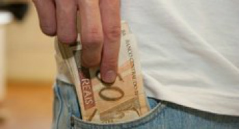 Bancos anunciam redução das taxas de juros após corte da Selic A queda mais expressiva foi para as linhas de crédito imobiliário pessoa física nas contratações do Sistema Financeiro da Habitação. Arquivo/Agência Brasil