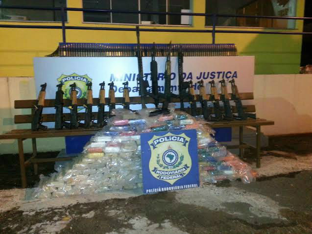 Polícia apreende arsenal de guerra e 141 quilos e cocaína na BR-262