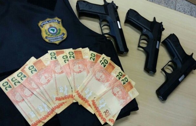 PRF prende homem com notas falsas e três armas de brinquedo Notas e pistolas foram apreendidas com passageiro (Foto: divulgação/PRF)