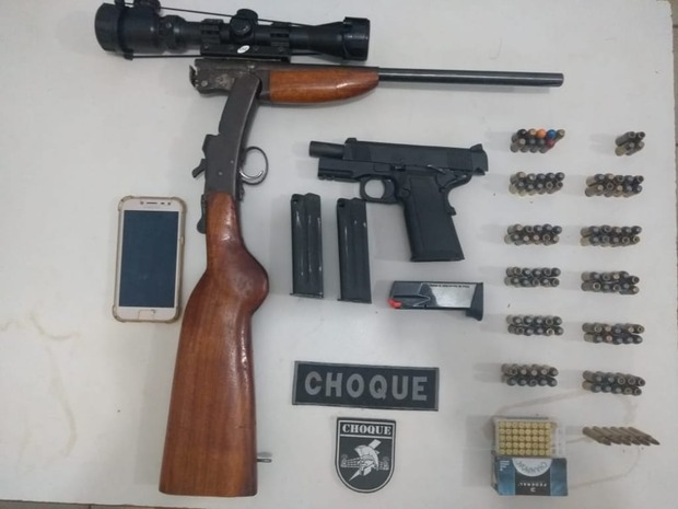 Homem é preso em ônibus e leva polícia a comparsas com armas e munições