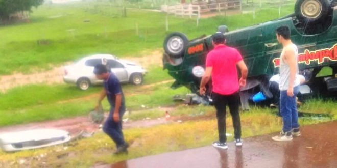 Homem morre em colisão entre carro e van na fronteira Acidente ocorreu em território paraguaio e deixou um morto - Foto: Porã News