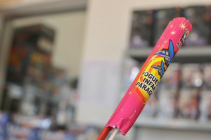 Fogos para crianças também devem ser manuseados sob supervisão dos pais. (Foto:Alcides Neto)