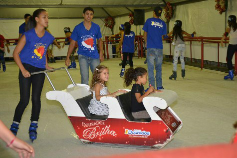 Pista de patinação no gelo funciona até esta quarta-feira na Praça Patinação no gelo é atrativo que reúne milhares de pessoas na praça Antônio João. A. Frota
