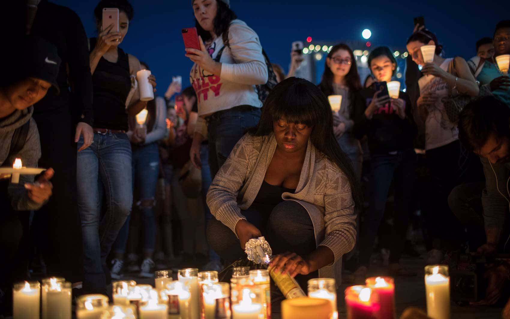 Vigílias estão ocorrendo em diferentes pontos de Las Vegas e em todo o estado de Nevada nesta noite. (Foto: Drew Angerer / Getty Images / AFP Photo)