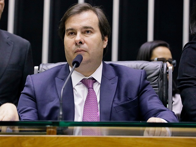 Maia pretende votar MP que reduz jornada e salários nesta semana Divulgação