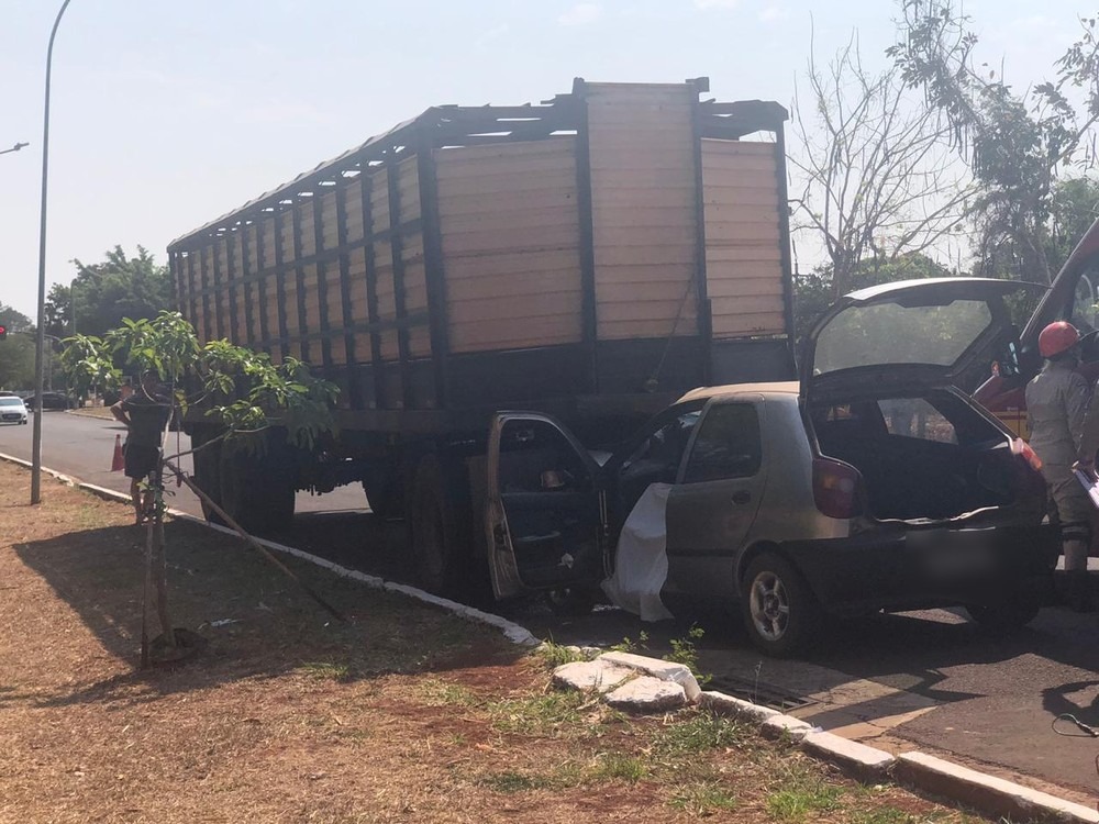 Vítima foi atingida na cabeça por ferro do engate que atravessou o para-brisa. Alysson Maruyama/TV Morena