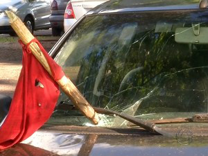 Lança atingiu carro em Dourados
(Foto: Reprodução/TV Morena)