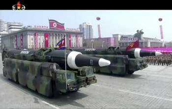 Coreia exibe possível novo míssil de longo alcance em desfile militar Mísseis exibidos durante parada militar em Pyongyang (Foto: KRT via AP)