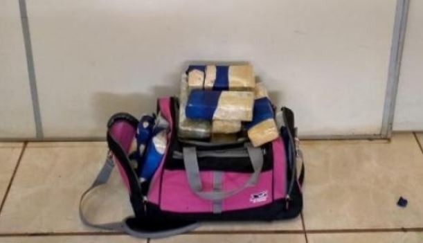 Jovem de 17 anos é apreendido com maconha no interior de ônibus