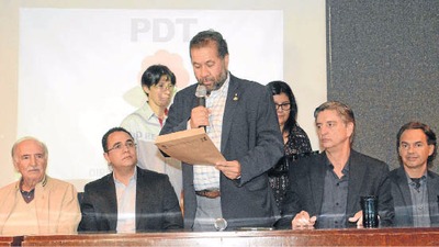 Lupi dá posse a Odilon Junior, na presença da cúpula e do prefeito - Foto: Gerson Oliveira/Correio do Estado