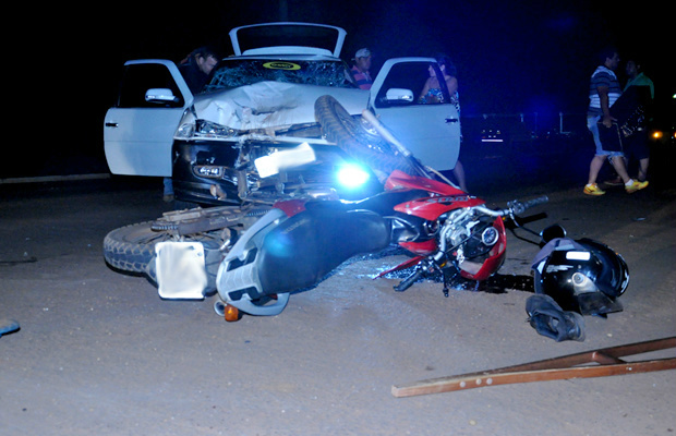 Veículos ficaram totalmente destruídos - Foto: Ribero Júnior / SiligaNews