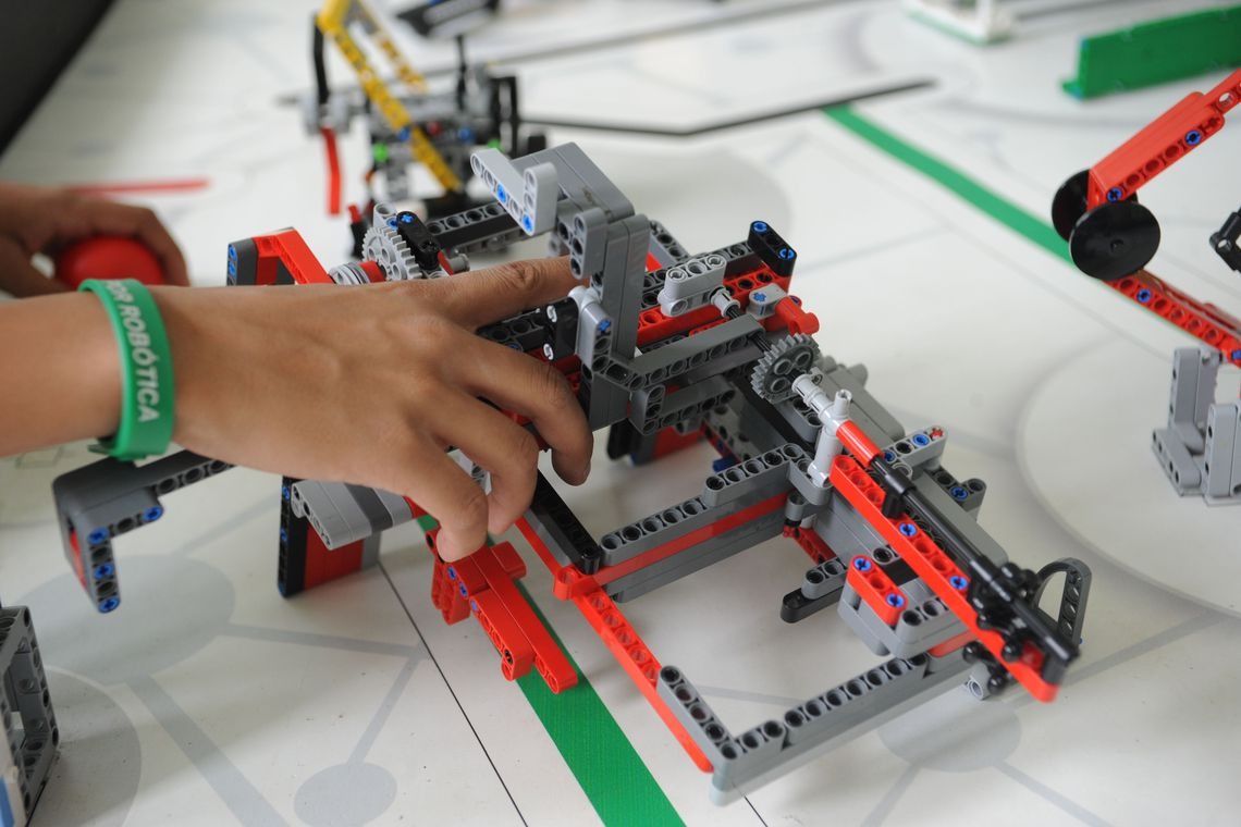 Estudantes representam o Brasil em torneio internacional de robótica Estudantes representam o Brasil em torneio internacional de robótica