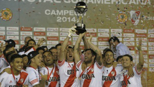 Jogadores do River Plate levantam taça da Copa Sul-Americana