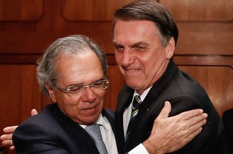 Bolsonaro aprova ajuda aos Estados com veto a reajuste de servidores Veto a reajuste atende a pedido de Guedes
Isac Nóbrega/PR