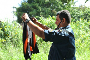 Policial encontrou também camiseta e boné da vítima, que foi encaminhada para Santa Casa (Foto: Alcides Neto)