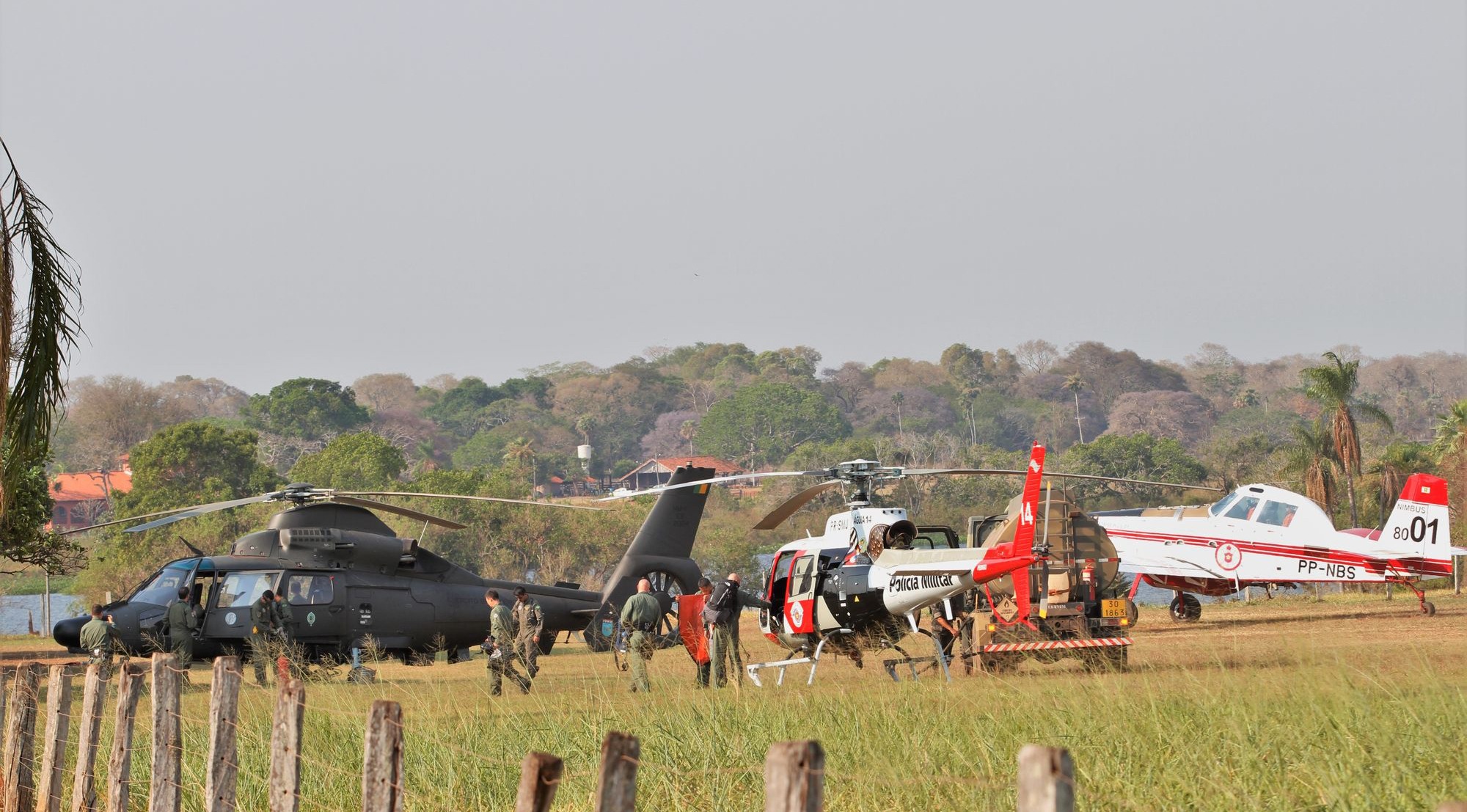 Força-tarefa no combate às queimadas conta com 500 homens e três aeronaves Helicópteros do Exército e da PM de SP e o avião do Corpo de Bombeiros do DF no aeroporto da fazenda Caiman. Saul Schramm