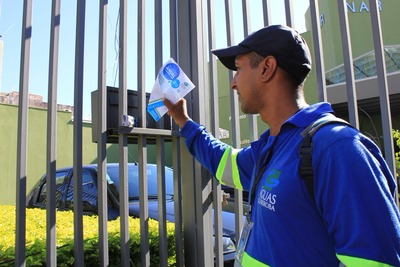 Relatório é entregue pela equipe de leituristas - Foto: Divulgação/Águas Guariroba