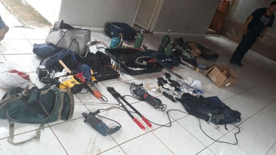 Materiais e ferramentas usados por quadrilha de roubo a banco em MT, MS, PI, PB, BA foram apreendidos (Foto: Polícia Civil de MT)
