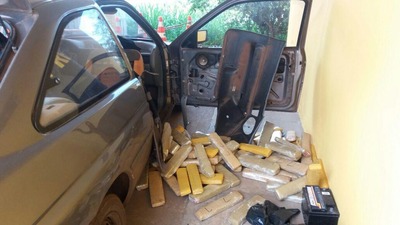 PRF achou droga em compartimento oculto de veículo (Foto: PRF/Divulgação)
