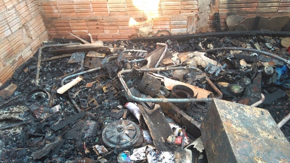 Eletrodomésticos destruídos pelo fogo no jardim Aero Rancho (Foto: Osvaldo Nóbrega)