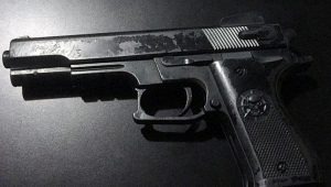 Simulacro utilizado pelo suspeito.