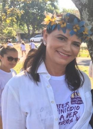 Caminhada dá início a campanha estadual de combate ao feminicídio Atriz e modelo Luiza Brunet