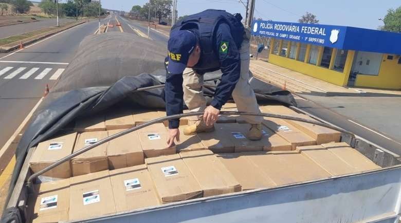 PRF apreende 125 mil maços de cigarros contrabandeados em caminhão PRF apreende 125 mil maços de cigarros contrabandeados em caminhão