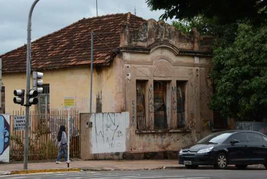 Casa em ruínas é reflexo do abandono Imóvel foi construído em 1922 pelo imigrante espanhol Ignácio Gomes - Foto: Gerson Oliveira / Correio do Estado