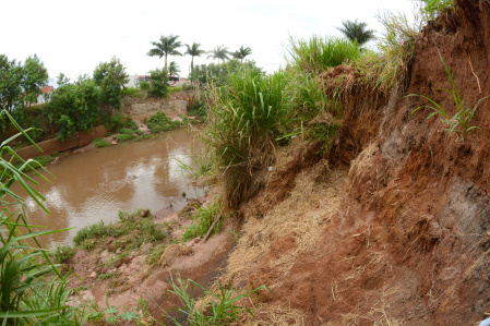 A cada chuva forte, margens do rio Anhanduí desmoronam mais , o que aumenta probabilidade de haver queda do asfalto - Foto: Gerson Oliveira / Correio do Estado