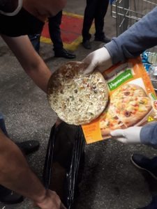 Procon Campo Grande descarta 51 itens vencidos em hipermercado de shopping Divulgação