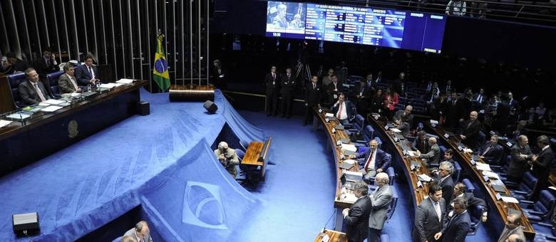 Reforma deve passar no Senado com ampla maioria, diz pesquisa Plenário do Senado deve votar em 1º turno a reforma da Previdência na quarta. Moreira Mariz/Agência Senado