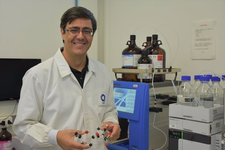 Professor do Instituto de Química de São Carlos Antonio Burtoloso pesquisa derivado do bagaço de cana para produção de plásticos - Henrique Fontes/IQSC
