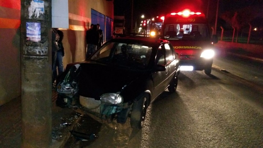 Segurança fica ferido após dormir ao volante e bater carro em poste Motorista ficou ferido após bater com carro contra poste (Foto: Osvaldo Nóbrega)