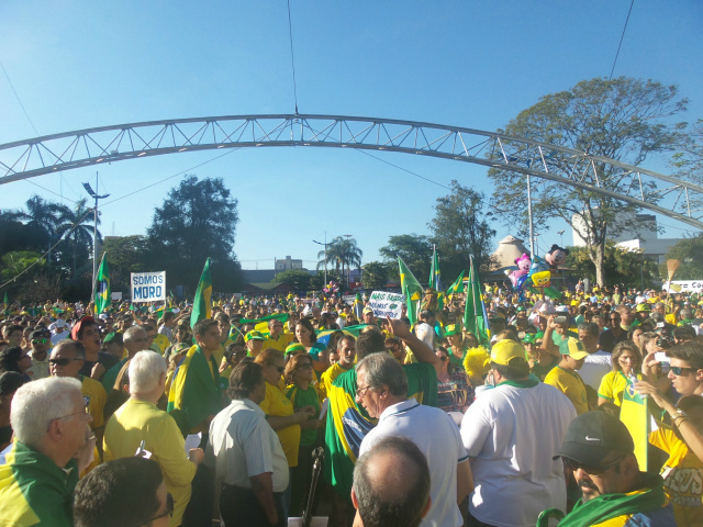 Em protesto a corrução milhares de pessoas foram às ruas na segunda maior cidade de MS Protesto encerrou com ato na praça Antônio João (Foto: Fabiane Dorta)