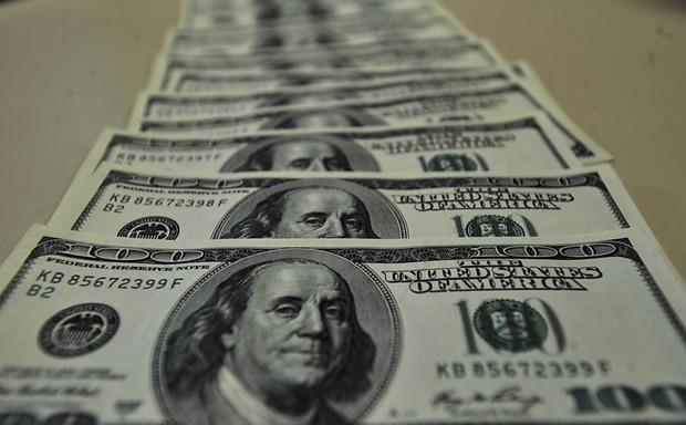 Dólar opera em queda nesta terça-feira, após ata do Copom (Reuters)