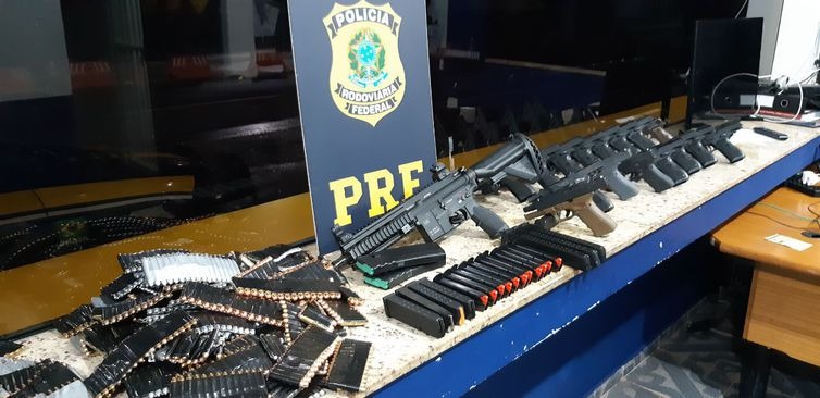 PRF apreende fuzil, pistolas e munições escondidas em carro de passeio Entre as armas apreendidas estão 1 fuzil calibre 556 de fabricação alemã, 14 pistolas calibre 9 milímetros e duas pistolas calibre ponto 40 - Divulgação PRF