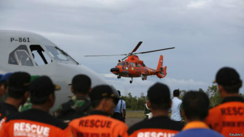 Equipes de buscas demoraram 3 dias para encontrar destroços do voo da AirAsia