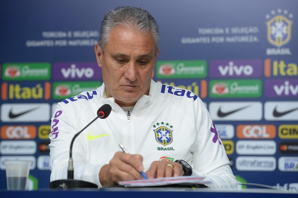 Tite faz anotações antes da coletiva desta terça-feira (Foto: Pedro Martins / MoWA Press)