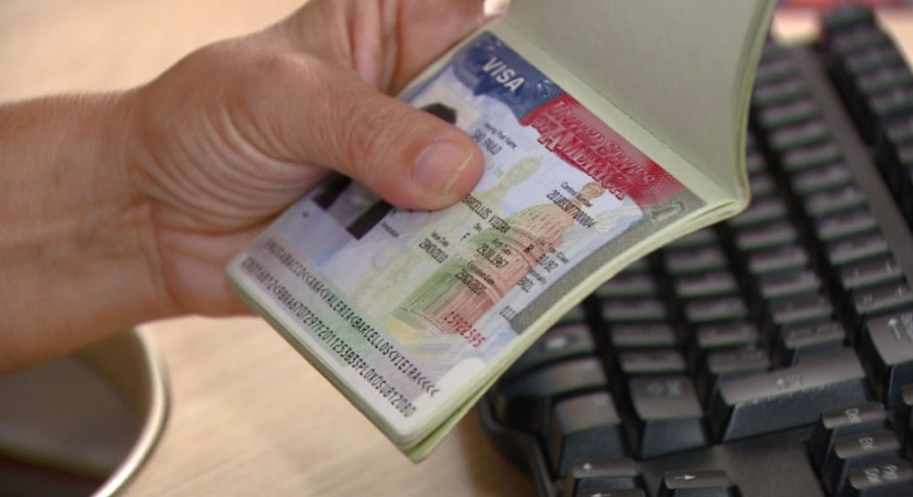 Estados Unidos passam a solicitar redes sociais no processo de pedido de visto Visto para os Estados Unidos é obrigatório para viajantes brasileiros. Reprodução/EPTV