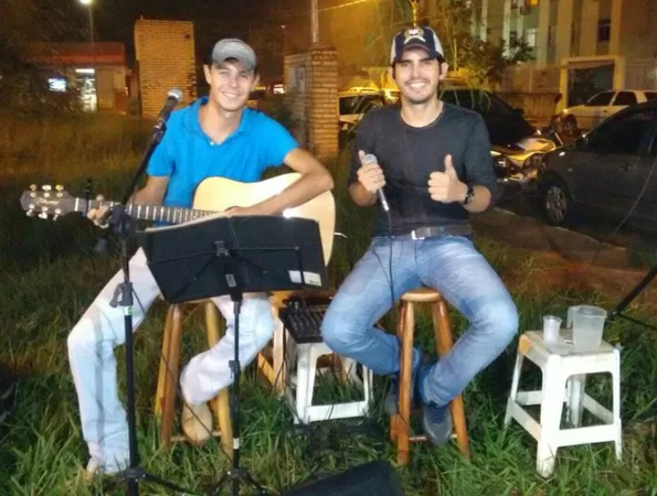 Dupla toca de graça em feiras e quer sucesso com composições próprias Carlos Augusto e Menezes tocam em feiras de Campo Grande (Foto: Arquivo Pessoal/ Amanda Olveira)