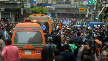 Multidão se aglomera nos arredores de uma igreja copta de Alexandria após a explosão de uma bomba - AFP/Arquivos