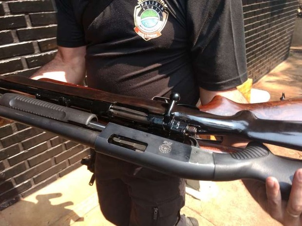 Homem e mulher são presos negociando fuzis e outras armas (Osvaldo Duarte/Dourados News)