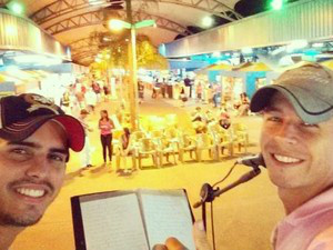 Dupla toca de graça em feiras e quer sucesso com composições próprias Selfie da dupla em apresentação na Feira Central
(Foto: Arquivo Pessoal/ Carlos Augusto e Menezes)