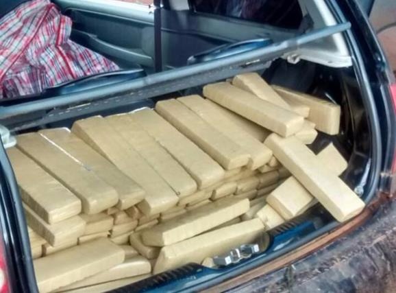 Traficante abandona carro com maconha após fuga e colisão em praça de pedágio