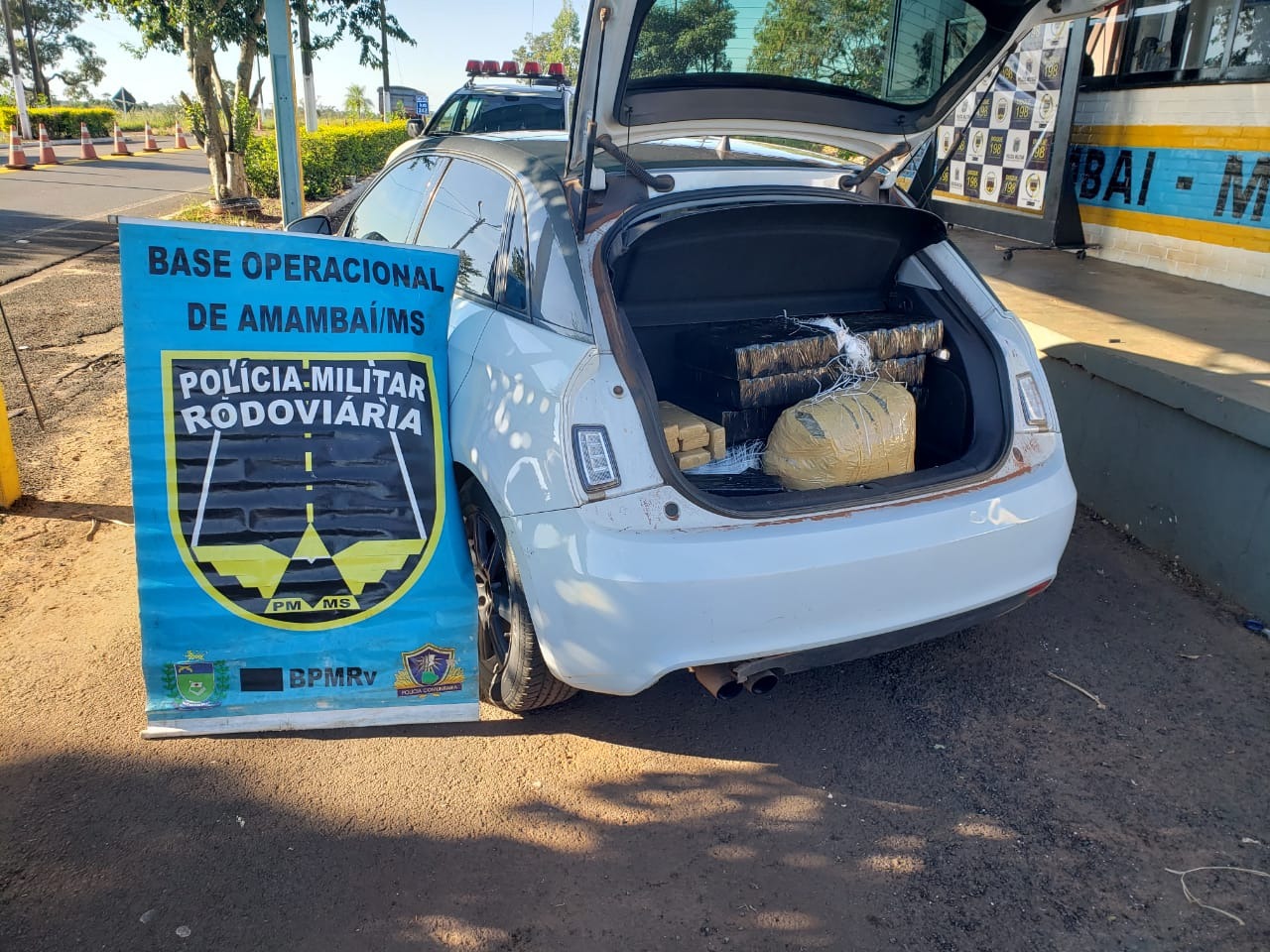 Traficantes abandonam Audi A1 roubado na MS-156 carregado com maconha Traficantes abandonam Audi A1 roubado na MS-156 carregado com maconha