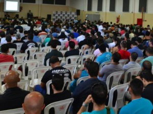 Policiais civis pedem 20% de ganho real e anunciam 12 horas de paralisação Policiais civis em assembleia no Sinpol (Foto: Divulgação)