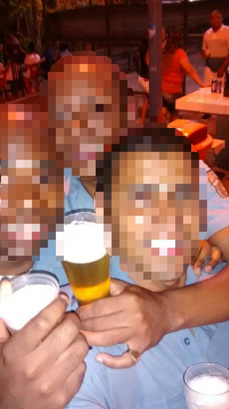 Fardados, colegas parecem estar numa praça Foto: Reprodução